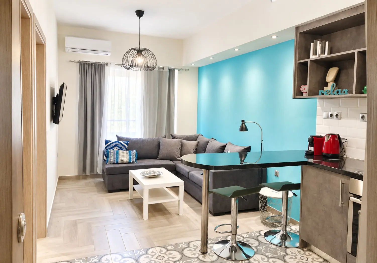 Agatha 1: living room with corner sofa and breakfast bar