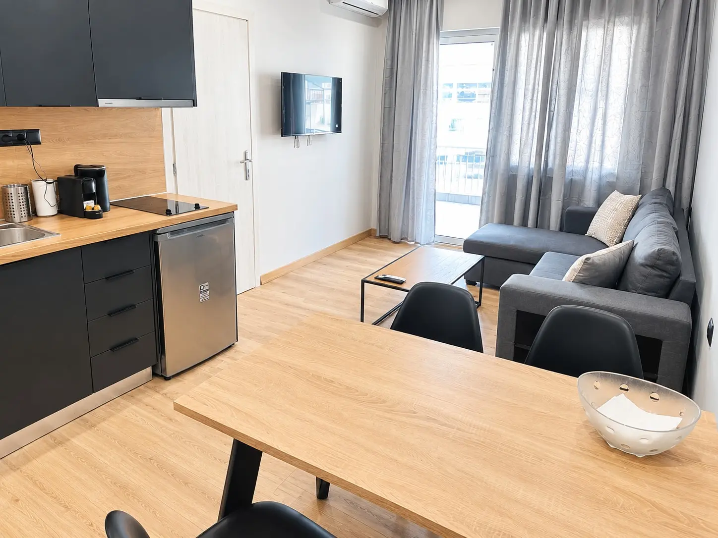 Agatha 4: bright open-plan room with kitchenette, dining table and sofa